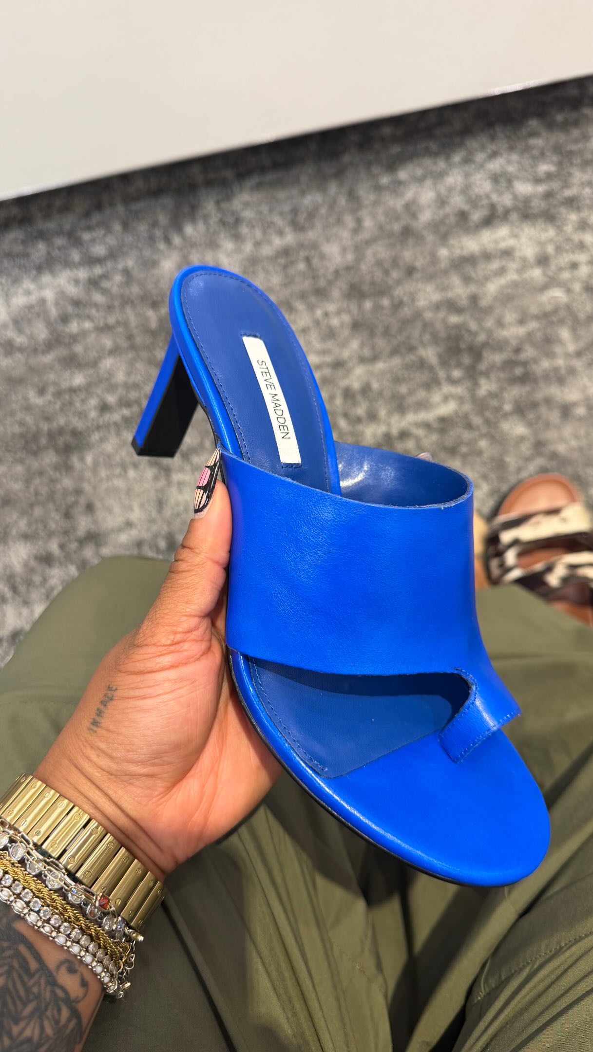 One thing @stevemadden knows how to do is give us options! I snagged them in this vibrant blue and black. They filled a gap in my wardrobe. I have been on the hunt for a black heel that suits comfortable and can be worn with pretty much anything! Glad I could add a pop of color as well!