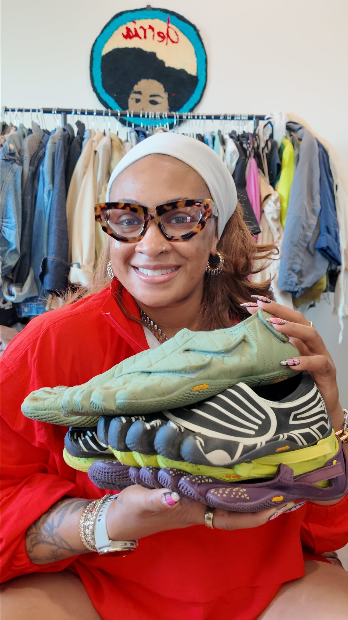 Finally sharing my little @vibramfivefingers collection and honestly… I get the hype now. Between the comfort, flexibility, and how different each pair feels, they’ve officially earned a spot in my everyday lineup.
Current lineup:
✨ V-Kumo
✨ Groundsplay
✨ V-Soul
Which pair are y’all grabbing first? 👀

Glasses: @garnishedingold 

#Vibram #VibramFiveFingers #ToeShoes #SneakerCollection #sneakerstyle